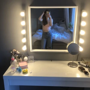 Mörkblå jeans  - Mörkblåa jeans med hål ifrån Gina tricot, köpt för 599kr, använd väldigt lite! Pris kan diskuteras 