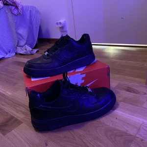 Af1 black  - Säljer mina black af1 . Dom är väl behandlade som ni ser på andra bilden inga creeses. Lite nött där bak men inget man tänker på . Ingen färg är tappad . Köpt för 1200kr säljer för 600kr . Hör av er om fler bilder . (PRIS KAN FISKUTERAS)