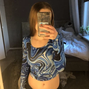 U-ringad topp - U-ringad topp i superfina blå färger, aldrig använd! Köptes för 100kr, superskönt material! 