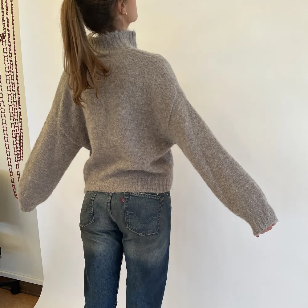 Jättenajs och mysigt stickad tröja i en mörkbeige/brun/grå färg, med en hög krage och dragkedja!. Tröjor & Koftor.