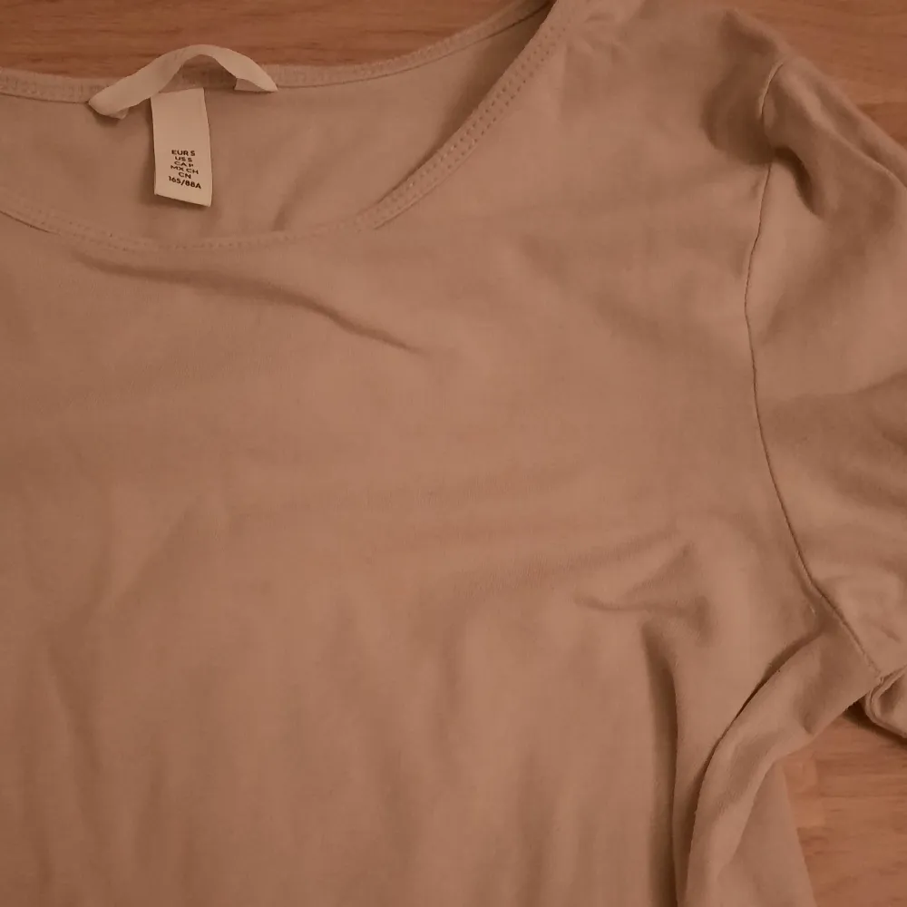 Jag säljer en långärmad tröja från H&M. Väldigt bekvämt tyg. Använd endast ett fåtal gånger. . Tröjor & Koftor.