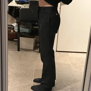 Dickies 874 workpants - Svarta dickies 874 byxor utan någon stretch. Knappt använd och i väldigt bra skick.     Nyköpt:  700 kr 