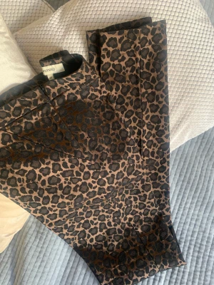 Whyred supra skinny stretch stl 36 - Supersnygg tajt stretchig byxa i mycket gott skick. Innerbenslängd 76 cm. Handtvätt 30 grader funkar fint! 