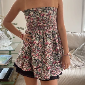 Sommar klänning  - Säljer denna super söta blommiga klänning💘💘💘
