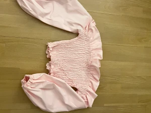 Off the shoulder topp - Rosa Off the shoulder topp/blus med ballongärm och ”räfflad” i tyget, från Shein, aldrig använd. Är i strlk S men funkar för mig som har M vanligtvis med!