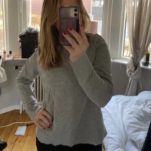Grå tröja - Fin grå tröja från COS, i strl M men passar även S! Bra skick, säljer då den ej kommer till användning längre ❤️100kr + frakt (skriv vid fler frågor/bilder)