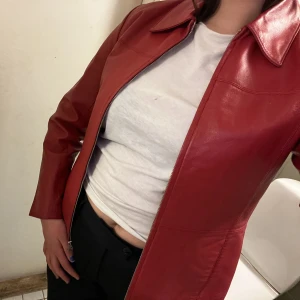 RÖD LÄDERJACKA - Supersnygg röd läderjacka (äkta läder) säljes. Fint skick, inga skavanker eller dylikt, strl: 36, sitter snyggt på XS-M beroende på hur man vill att den sitter. Rimliga prisförslag mottages<3 skicka iväg ett meddelande om du undrar något. 