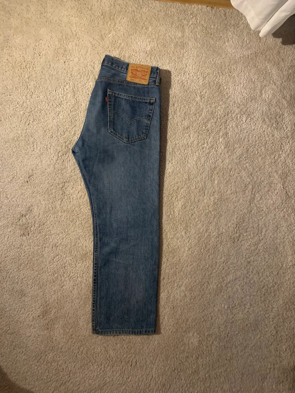 Knappt använd, säljer byxorna då de ej passar längre. Kan mötas upp i Karlstad  Storlek: W32 L30 Passform: loose. Jeans & Byxor.