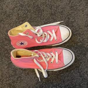 Converse skor i en rosa färg, perfekta för våren och sommaren. använda 2-3 gånger, är i storlek 35 men skulle säga att de är lite större i storleken än normalt. Hör av er vid frågor 