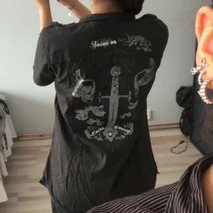  Skjorta  - säljer den här skjortan som aldrig blivit använd🖤