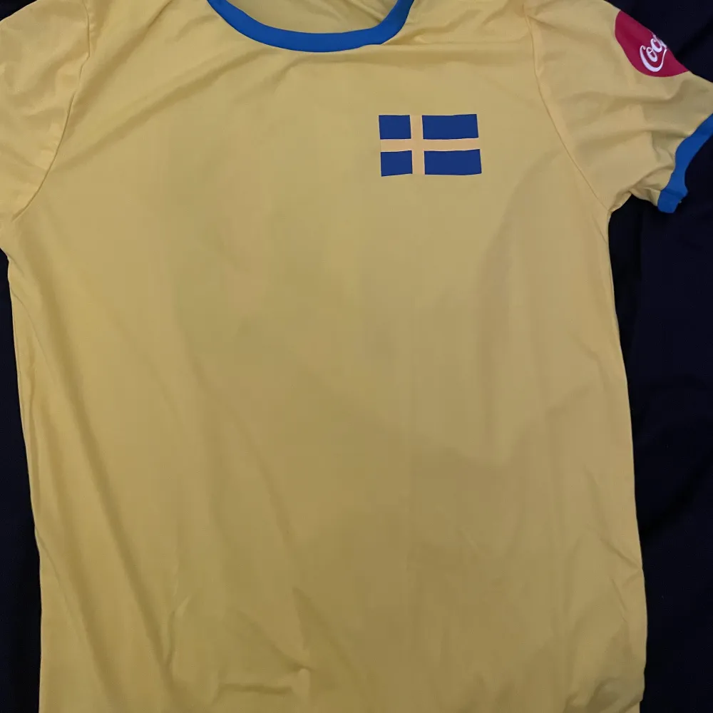 En go Sverige som är perfekt nu inför Sverige matcherna. Ordinarie pris va 300kr.. T-shirts.