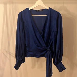 Omlottblus från Zara - Sååå fin omlottblus från Zara i storlek M. Fint skick!