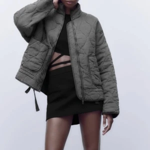 Trendig jacka  - Säljer min trendiga zara jacka! Super snygg❤️