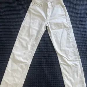 Vita jeans, använda några gånger men arnas helt nya