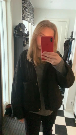 Zara jacka - Jack från zara i stl M, köpt på sellpy men i nyskick då prislappen var kvar när jag fick den. Är quiltad i dunliknande material💗