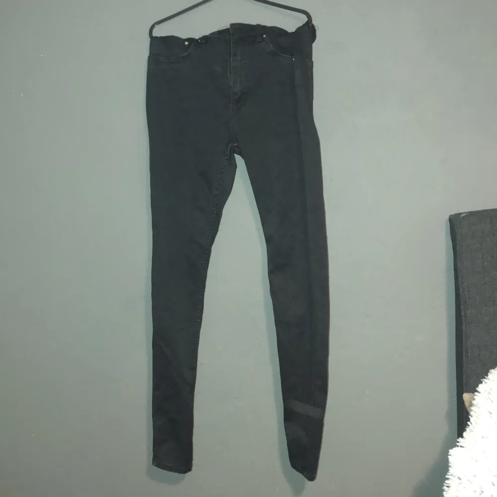 Svarta jeans, storlek XL, typ nya . Jeans & Byxor.