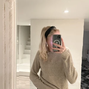 Stickad tröja - Stickad tröja i beige från Vero Moda. Fint skick lite nopprig. Storlek S. 