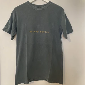 Drop Dead Survival Horrors T-shirt  - Drop Dead Survival Horrors T-shirt   Ovanlig och svår att hitta   Aldrig använd   Storlek herr S 