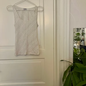 Linne D&G - Vitt linne från D&G. Köpt second hand för 100kr, använd en gång. Fint skick. Kan mötas i Göteborg eller skicka, köparen står för frakt. 