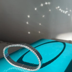 Ademaro Armband  - Dessa armband är unika och professionellt gjorda. Armbanden är gjorda för att hålla och vara med dig på alla dina äventyr, dom är inte bara hållbara dom är otroligt snygga också, passar till allt och all tillfällen 