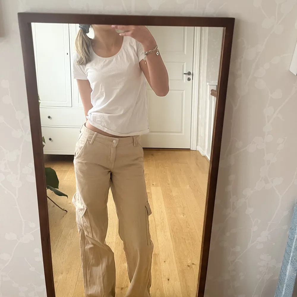 Ett par low waist cargo pants från Gina❤️storlek 32.  Jag är ca 168cm lång. Jeans & Byxor.