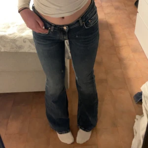 Lågmidjade jeans  - Har nu bestämt mig för att sälja mina low waist bootcut jeans ifrån Gina tricot.Aldrig använda då jag ångrade mig när jag kom hem med byxorna men sedan inte hade kvar kvittot.Köpte för 499kr säljer för 400kr då dem är helt nya.