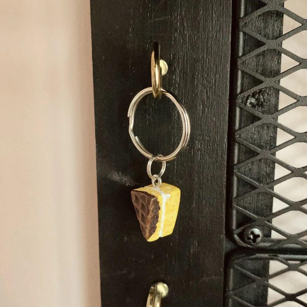 En nyckelring som en liten tårtbit🍰✨ (Smycke på 1 - 1.5cm) 35kr + 15kr frakt!! (Sänkt med 5kr 05/03/2024). Accessoarer.