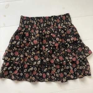 Säljer denna snygga kjol i storlek Xs-M då den är stretchig, säljer för 170kr + frakt (66kr)💓