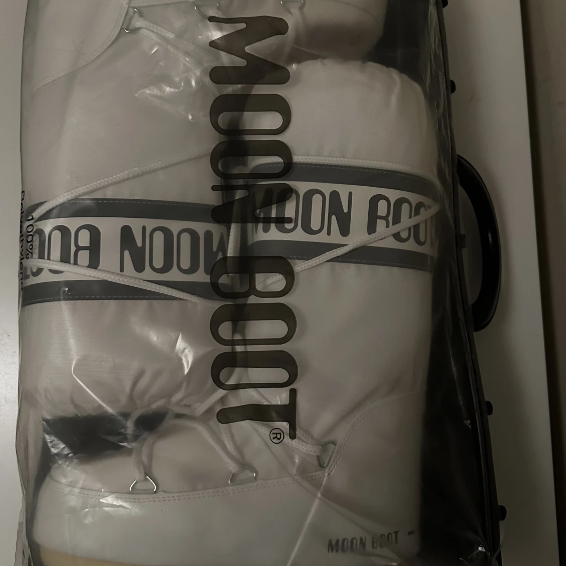 Oanvända vita moonboots - 90