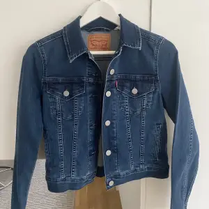 Jeansjacka från Levis i tightare modell men strechig jeans i storlek S. I mycket bra skick och använd ett fåtal gånger