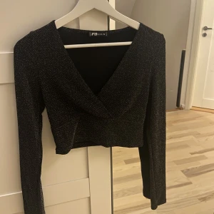 Glittrig tröja😻 - Superfin glittrig tröja, perfekt om man man vill ut men inte vill vara för uppklädd! Aldrig använt då den var lite för liten :(