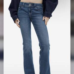 Säljer dessa ur snygga bootcut jeans fårn hm som är låg midjade. Säljer pga att jag har flera liknande jeans. Dem är använda ett få tal gånger så dem är som nya. 