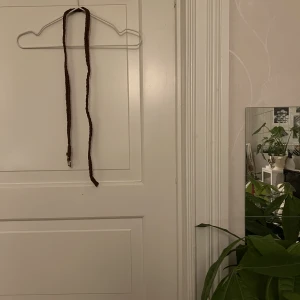 Brunt flätat skärp🤍 - Brunt flätat skärp. Från H&M, ONESIZE. Använt men i gott skick. Kan mötas i Göteborg eller skicka, köparen står för frakt. 