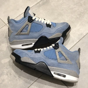 Jordan 4 University Blue - Säljer mina superfina J4’s då dom har blivit försmå. Dom är köpta på sneakershyllan i Stockholm. Dom är i storlek 38,5. Nya par kostar runt 4000kr. Det finns en liten skada i materialet som knappt syns när man har på sig dom. Kan skicka bild på såklart.