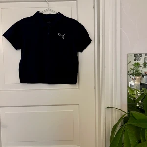 Croppad piké Puma🤍 - Croppad mörkblå piké från Puma. Storlek S, använd en gång. Kan mötas i Göteborg eller skicka, köparen står för frakt.