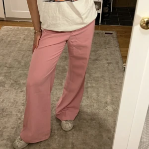 Rosa kostymbyxor - Jääättefina och våriga kostymbyxor från Zara som jag sytt upp så de passar ca 160, men som lätt kan sprättas upp så de blir längre också! Storlek S, men skulle säga att de passar xs-m beroende på önskad passform. Skriv för fler bilder/exakta mått!💌
