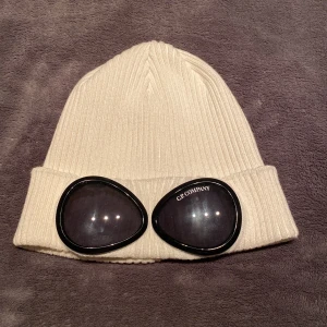 C.P company mössa (one Size) - Perfekt skick, använd 1 gång har plast kvar på googles som man ser på bild 2. Köpt i England för 1400kr. Kan frakta men PMA vid frakt så vi kan komma överens om vilken metod. Köparen står för frakt