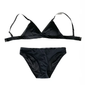 Svart bikini - Bikini köpt på lindex förra året. Har aldrig använts eftersom jag köpte en annan bikini som jag gillade mer. Vill man bara köpa över/underdelen så går det att lösa. Toppen är storlek 38 och underdelen är storlek M. Säljer för 200kr + frakt.