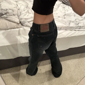 Lågmidjade jeans - Ett par vintage blå/grå lågmidjade jeans köpta i London förra året. Kommer tyvärr ej till användning och säljer därav.   Midjemått mått = 72cm  Innerbenslängd = 80cm Vid snabb affär kan pris diskuteras! 