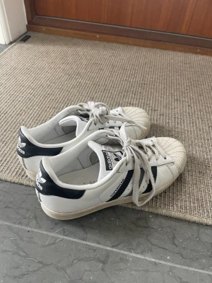 Adidas sneakers  - Vita sneakers från Adidas i storlek 37 1/3. 