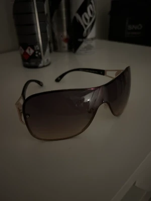 Y2k Solglasögon - Säljer mina väldigt fina glasögon som aldrig kommit till användning en enda gång! Bra skick, i princip helt nya då ingen användning utav de 💌