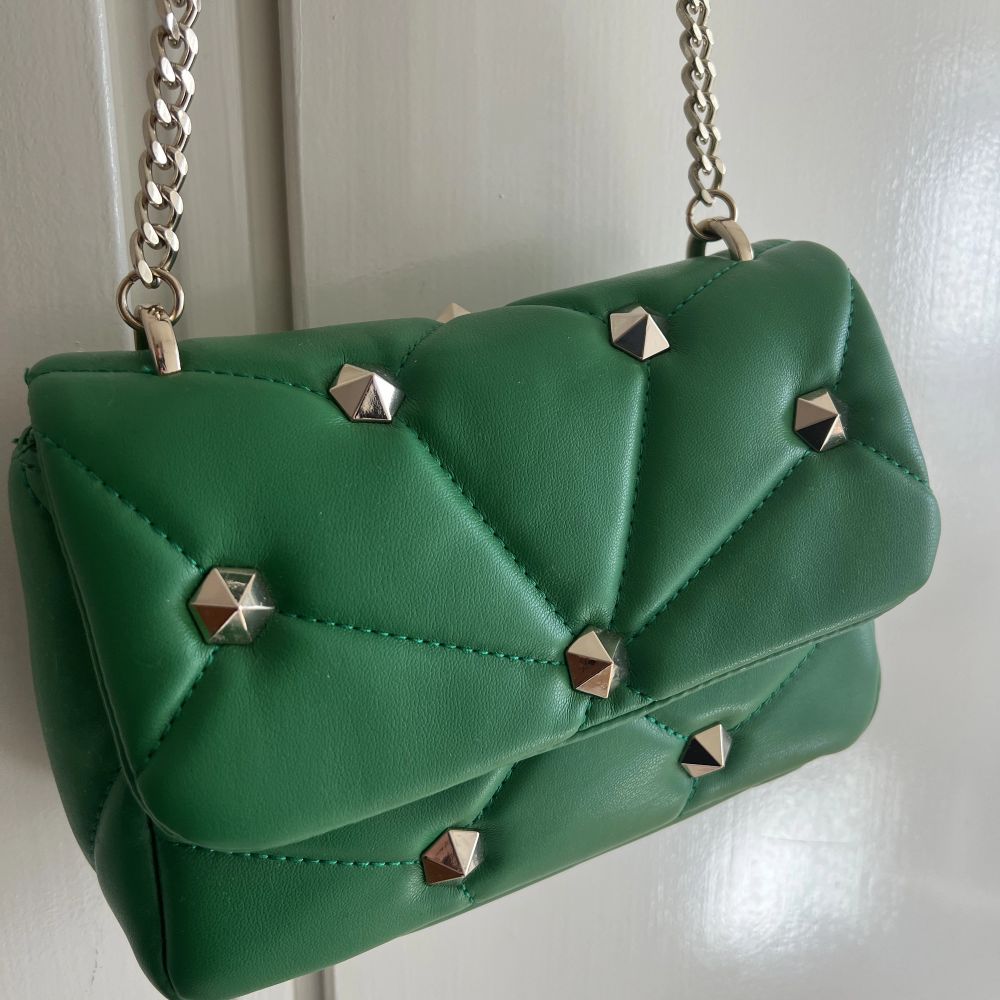 Grön Grön väska från Zara | Plick Second Hand
