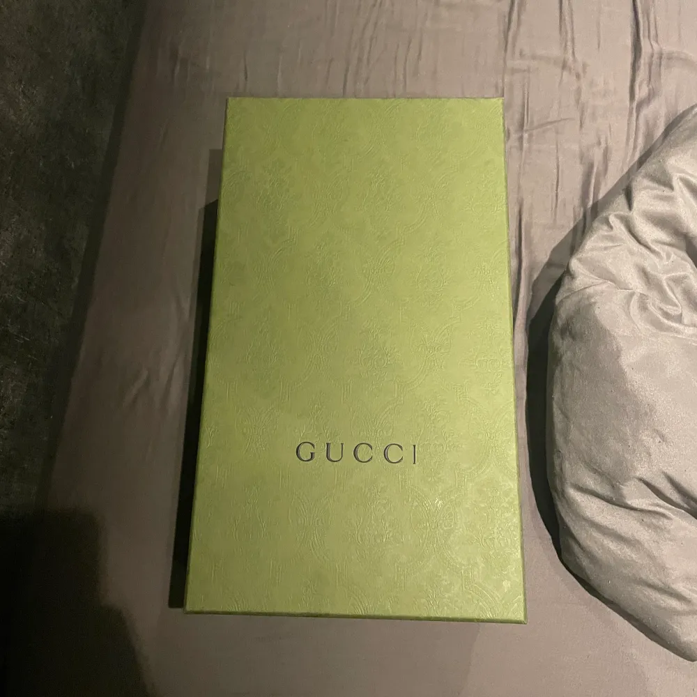 Säljer nu mina Gucci Ace GG dem är helt nya. Nypris 7000kr mitt Pris 3200 men pris kan diskuteras skick 10/10 storlek 41men passar även 42 köpta på guccis hemsida och allt finns med. bara att höra av er om ni är intresserade. . Skor.