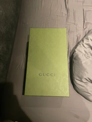 Gucci skor - Säljer nu mina Gucci Ace GG dem är helt nya. Nypris 7000kr mitt Pris 3200 men pris kan diskuteras skick 10/10 storlek 41men passar även 42 köpta på guccis hemsida och allt finns med. bara att höra av er om ni är intresserade. 