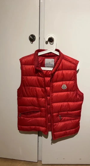 Röd moncler gui - Säljer denna snygga väst som kommer passa perfekt till våren och sommaren den är i Stl2 och bra skick hör av er om andra frågor