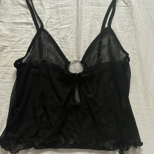 Topp - Säljer denna toppen då de inte är min stil, jättefin att ha på sommaren eller fest!