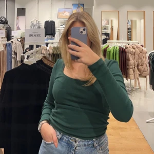 Långärmad topp - Ribbad långärmad mörkgrön topp ifrån Vero Moda. Använd nån enstaka gång