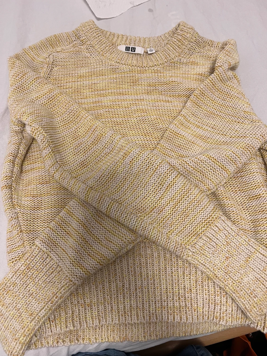 Gul lite tjock tröja