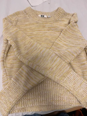 Gul lite tjock tröja - Använd 