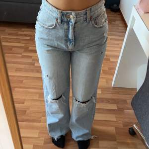 Fina jeans från Zara med hål på knäskålarna. Säljer pga att jag inte får användning för de! 😊